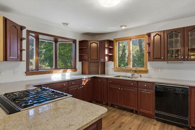 33 W Elm St, Hopkinton, MA 01748