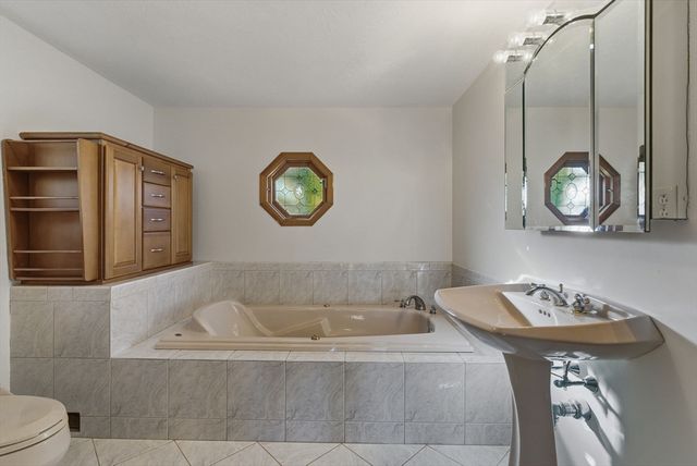 33 W Elm St, Hopkinton, MA 01748
