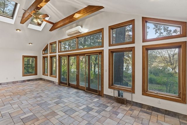 33 W Elm St, Hopkinton, MA 01748