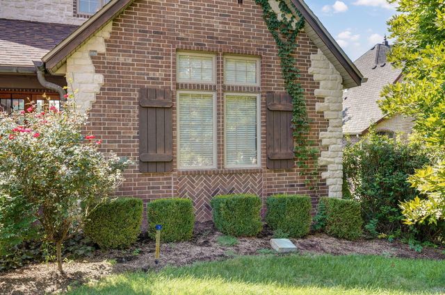 5909 S Brightwater Trail, Springfield, MO 65810
