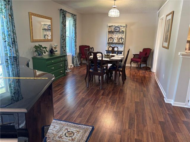 18307 Hanthorne Drive, Independence, MO 64057