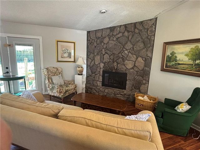 18307 Hanthorne Drive, Independence, MO 64057
