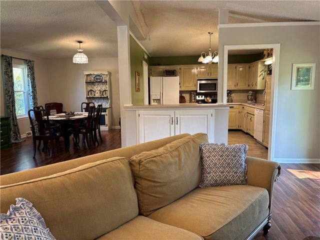 18307 Hanthorne Drive, Independence, MO 64057
