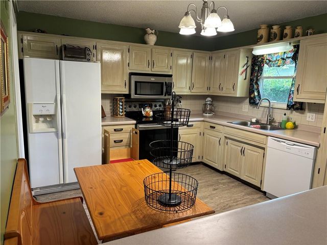 18307 Hanthorne Drive, Independence, MO 64057