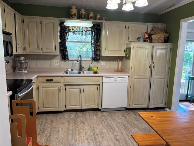 18307 Hanthorne Drive, Independence, MO 64057