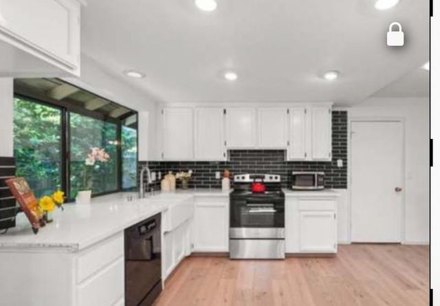 2042 University Park Dr, Sacramento, CA 95825