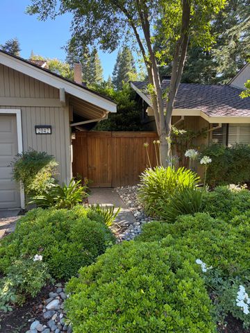 2042 University Park Dr, Sacramento, CA 95825