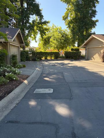 2042 University Park Dr, Sacramento, CA 95825