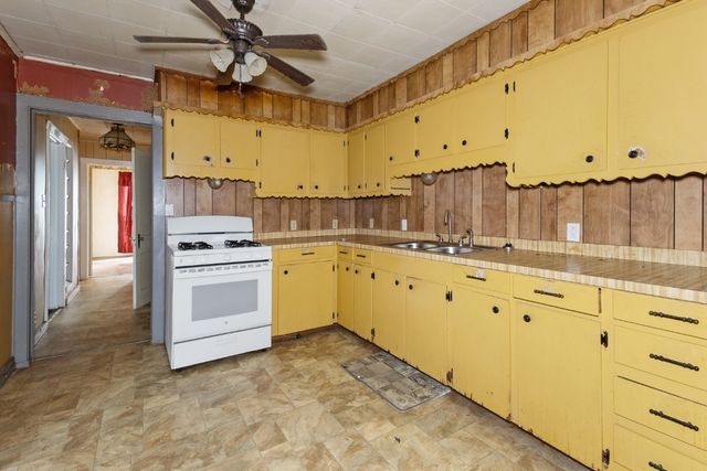 305 S Rusk Street, Groesbeck, TX 76642