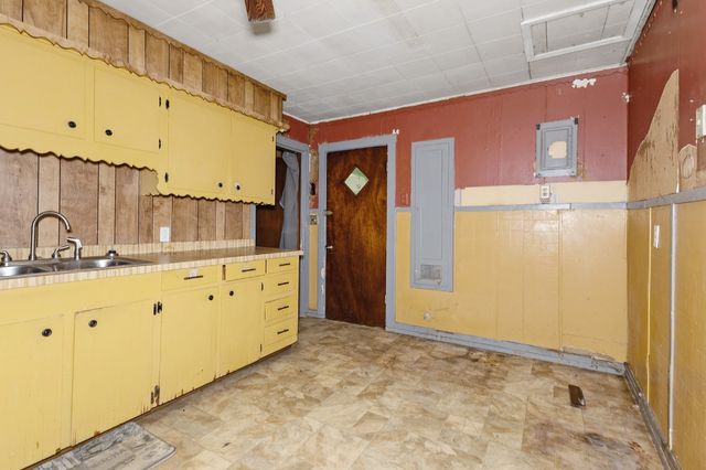 305 S Rusk Street, Groesbeck, TX 76642