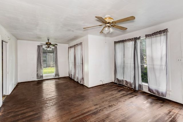 305 S Rusk Street, Groesbeck, TX 76642
