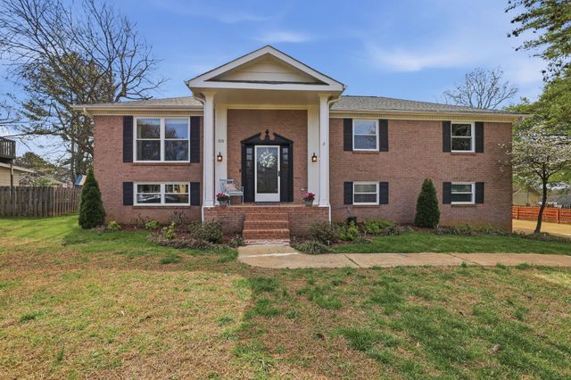 1715 Lake Wood Circle, Hixson, TN 37343