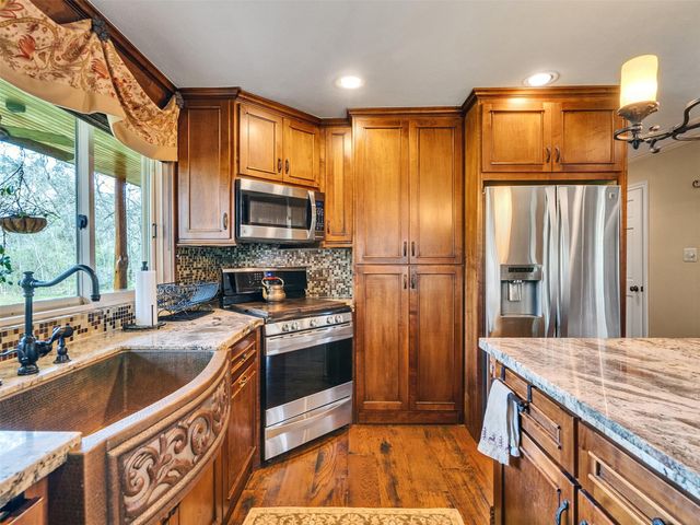 7711 Pecan Drive, Damon, TX 77430