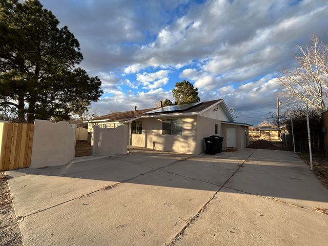 143 Pueblo Luna Drive NW, Albuquerque, NM 87107
