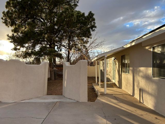 143 Pueblo Luna Drive NW, Albuquerque, NM 87107