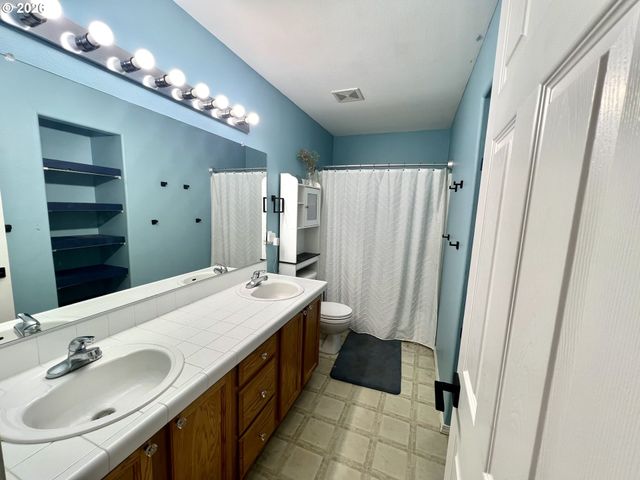 12226 Se LONG St, Portland, OR 97236