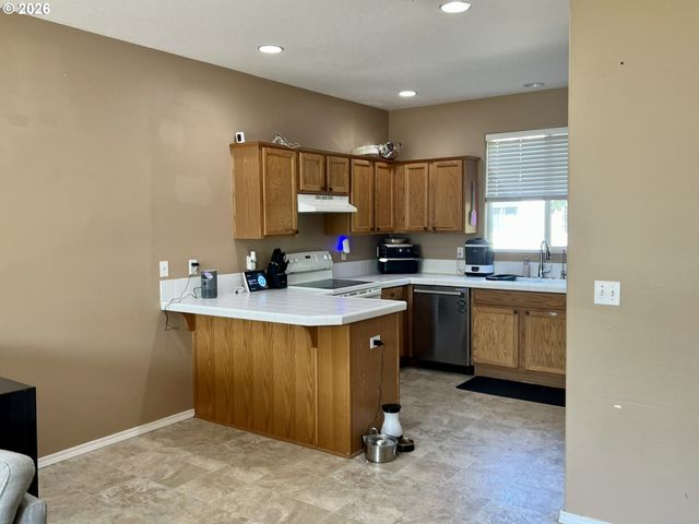 12226 Se LONG St, Portland, OR 97236