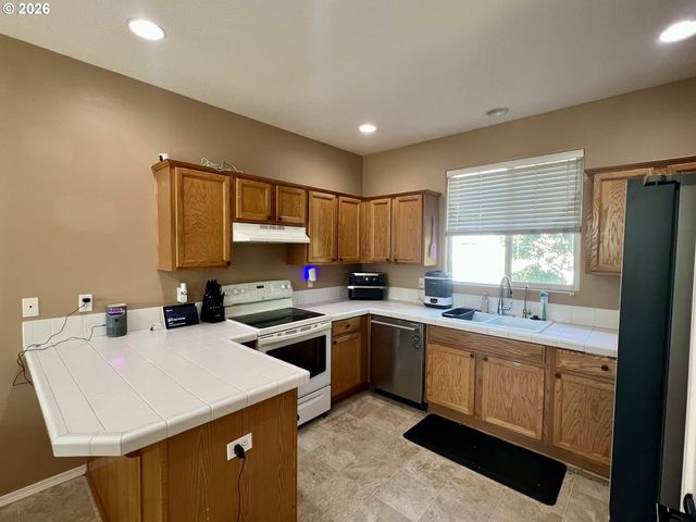 12226 Se LONG St, Portland, OR 97236