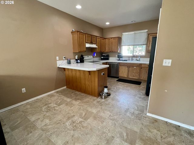 12226 Se LONG St, Portland, OR 97236