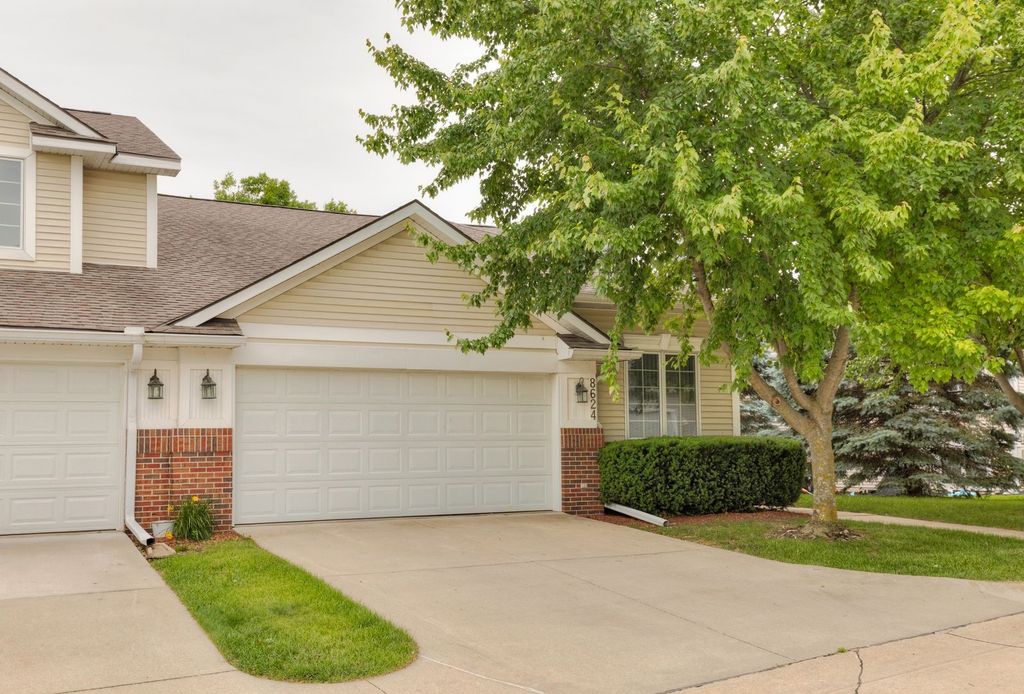 8624 Bromley Place, Johnston, IA 50131