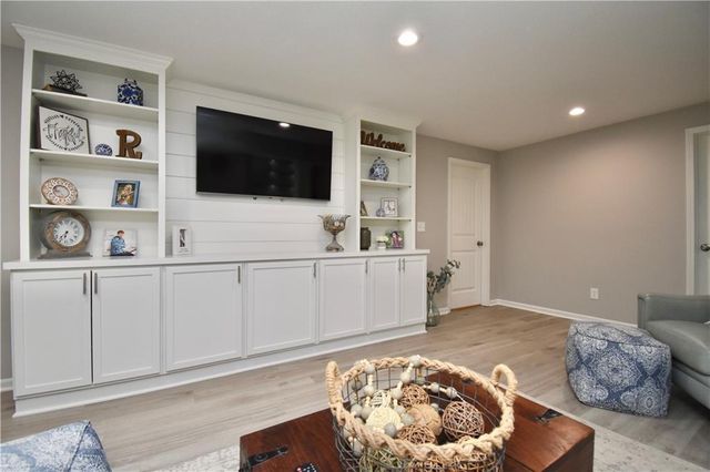 1928 Carter Court, Liberty, MO 64068