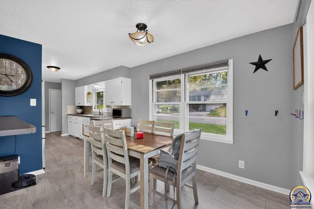618 SW Crest DR, Topeka, KS 66606