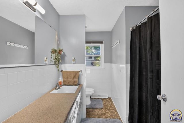 618 SW Crest DR, Topeka, KS 66606