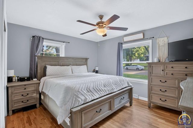 618 SW Crest DR, Topeka, KS 66606