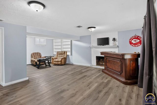 618 SW Crest DR, Topeka, KS 66606