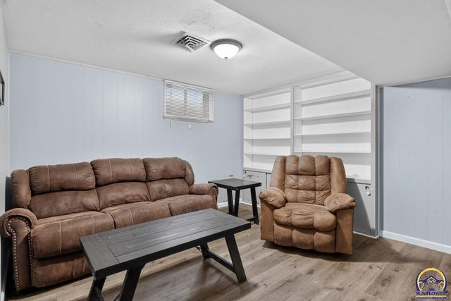 618 SW Crest DR, Topeka, KS 66606