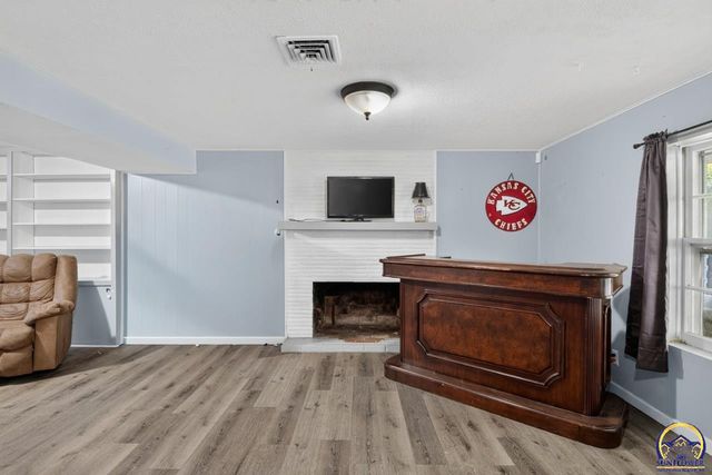 618 SW Crest DR, Topeka, KS 66606
