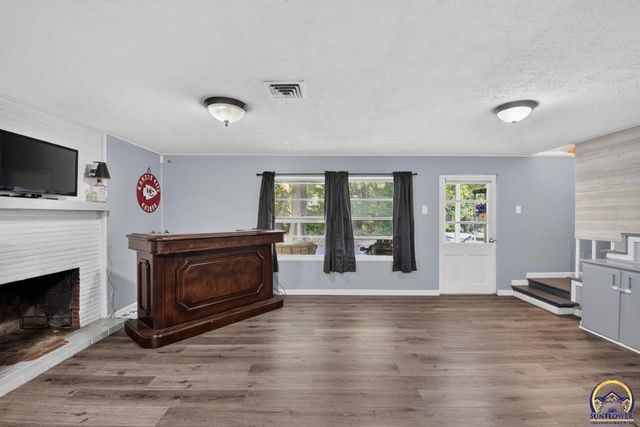 618 SW Crest DR, Topeka, KS 66606