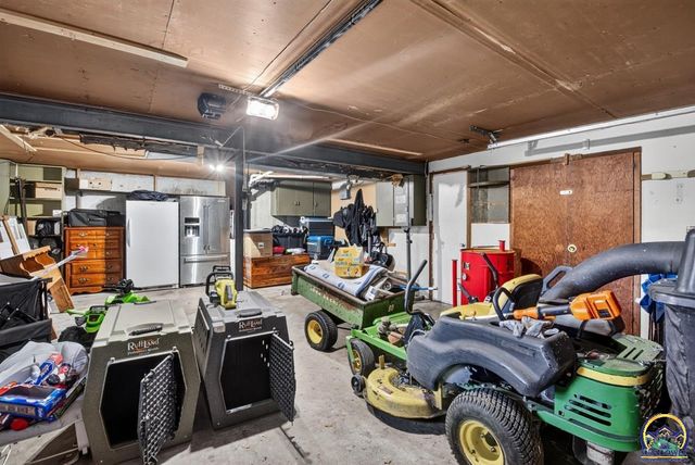 618 SW Crest DR, Topeka, KS 66606