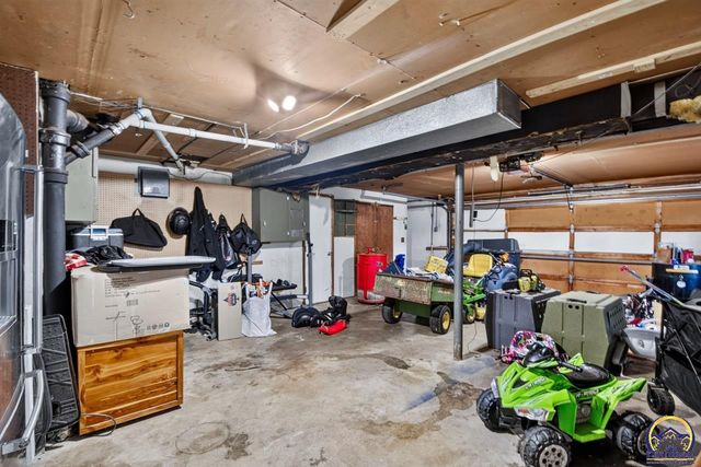 618 SW Crest DR, Topeka, KS 66606