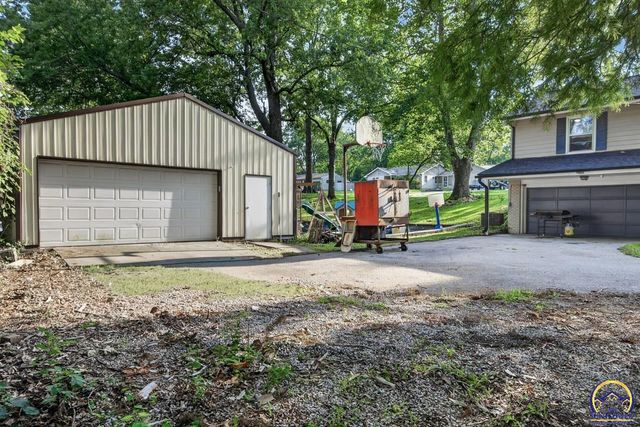 618 SW Crest DR, Topeka, KS 66606