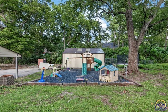 618 SW Crest DR, Topeka, KS 66606