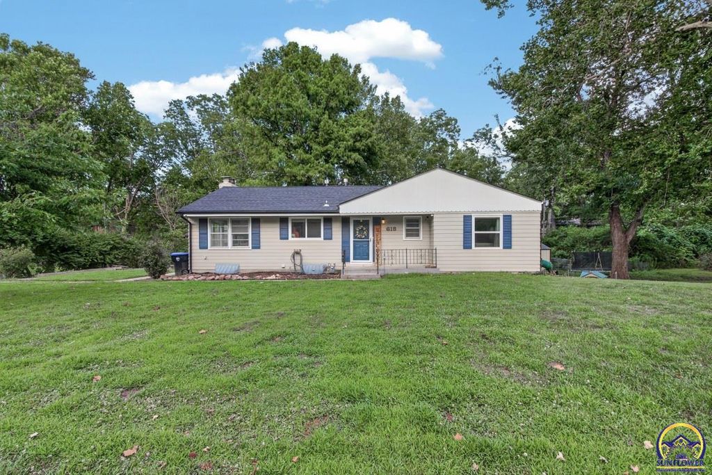 618 SW Crest DR, Topeka, KS 66606
