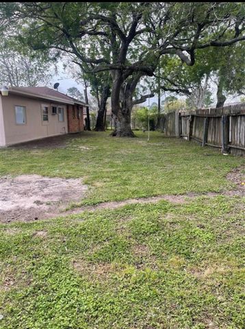 7202 Meadowlark Lane, Texas City, TX 77591