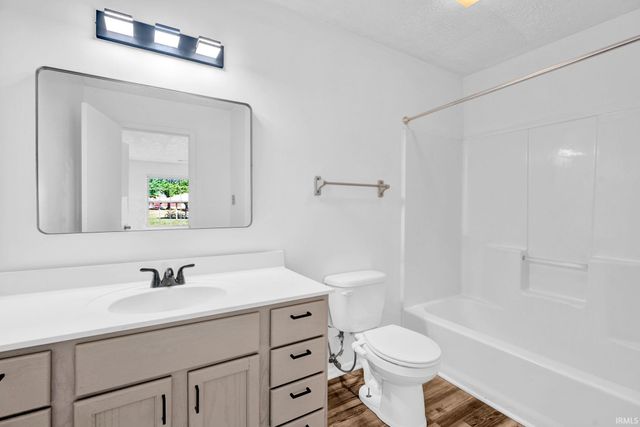 3220 E John Hinkle Pl Apt B, Bloomington, IN 47408