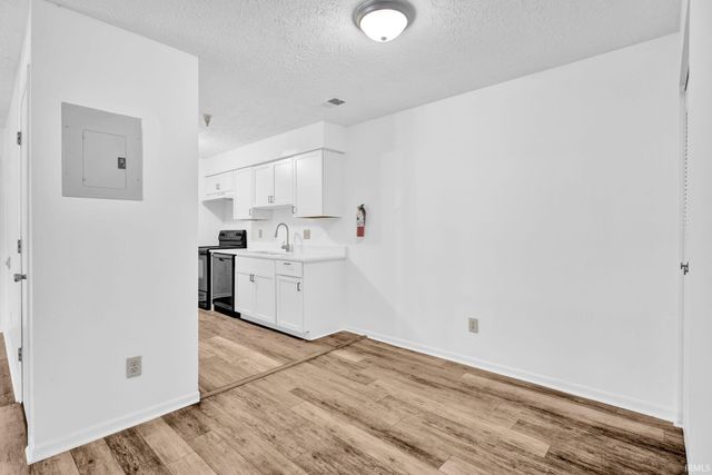 3220 E John Hinkle Pl Apt B, Bloomington, IN 47408