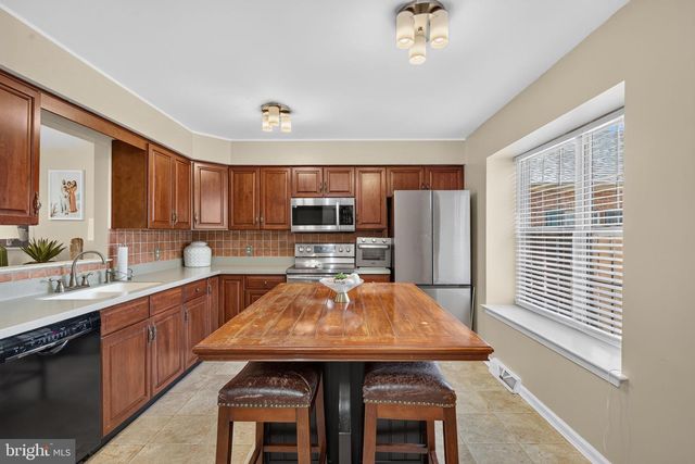 207 PINE BRIDGE LN, Lancaster, PA 17603