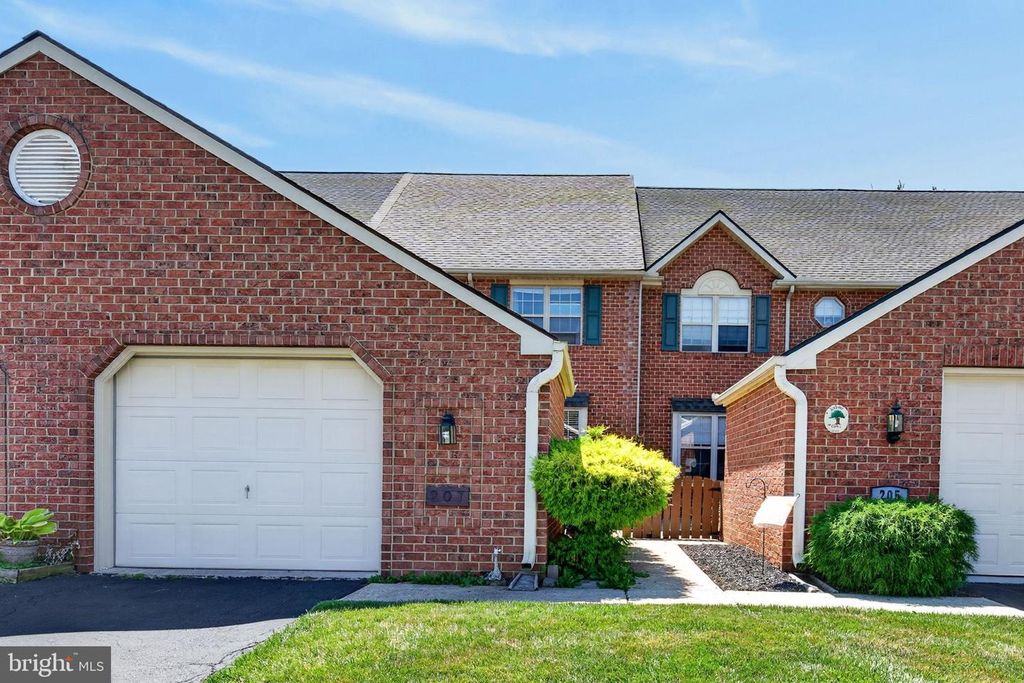 207 PINE BRIDGE LN, Lancaster, PA 17603
