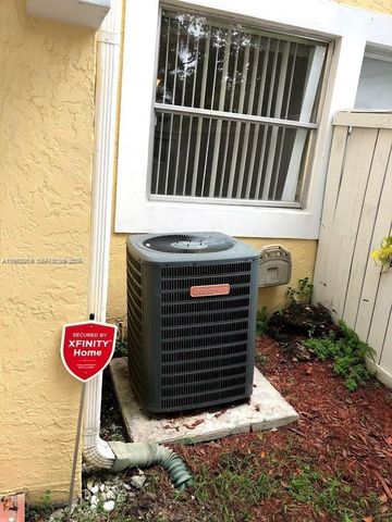 6840 SW 45th Ln 4, Miami, FL 33155