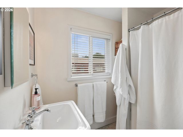 1401 Nw 23RD Ave, Portland, OR 97210