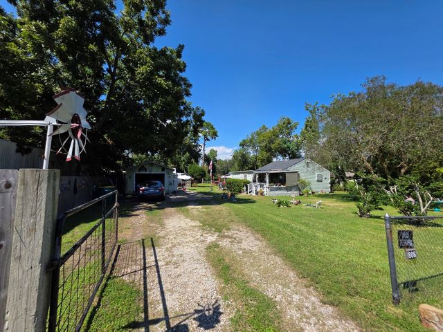 806 Miles Road, Bacliff, TX 77518