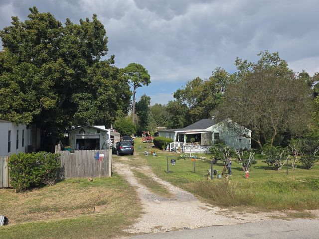 806 Miles Road, Bacliff, TX 77518