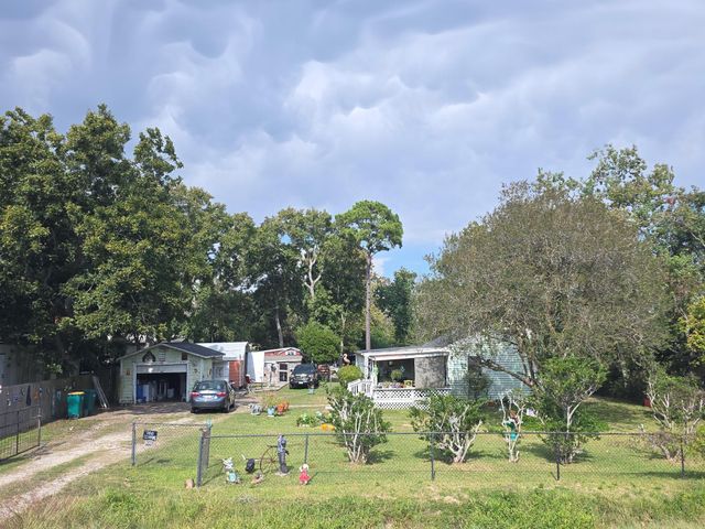 806 Miles Road, Bacliff, TX 77518