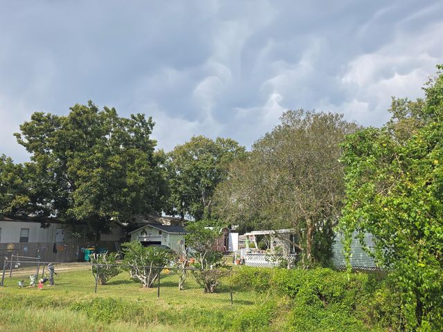 806 Miles Road, Bacliff, TX 77518