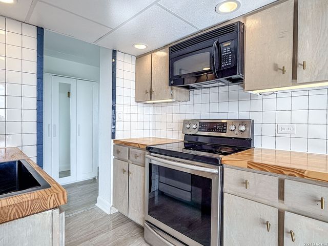 7039 San Pedro Ave Apt 411, San Antonio, TX 78216