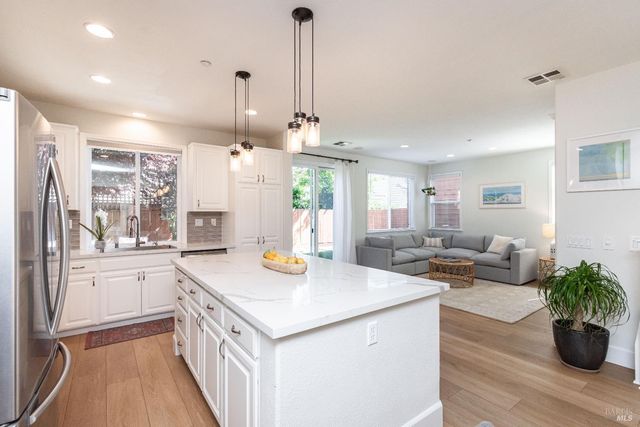 984 Hogwarts Cir, Petaluma, CA 94954